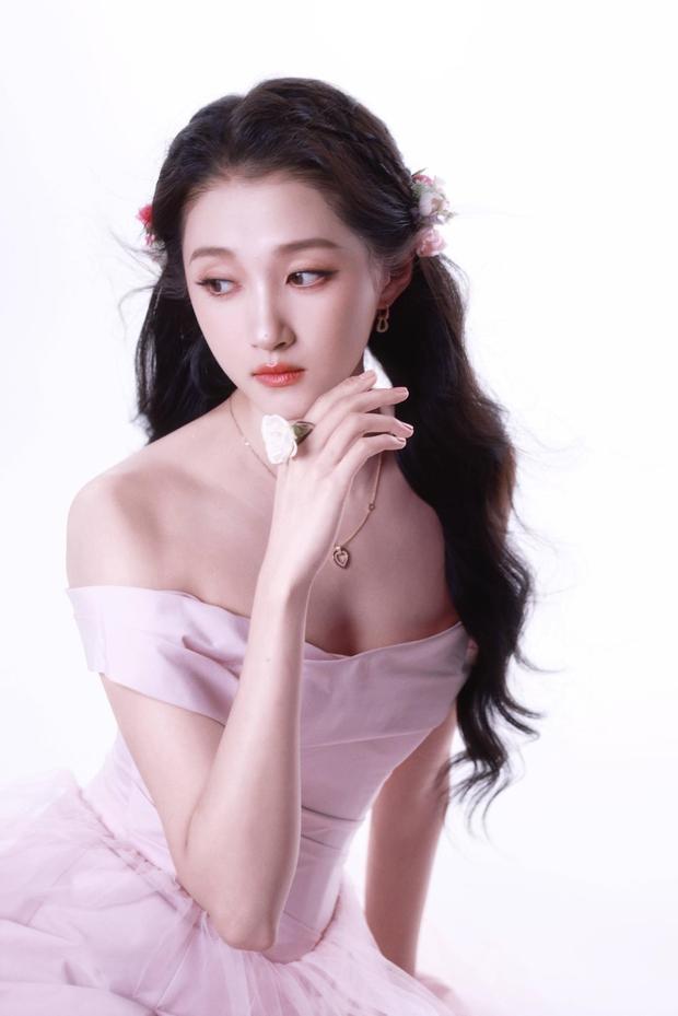 关晓彤穿粉色抹胸裙气质温婉