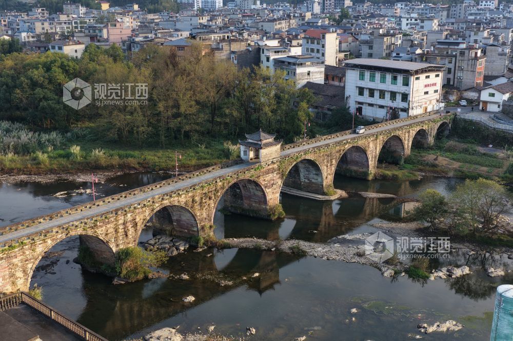 2026年10月22日在江西省铅山县永平镇航拍大义桥的一组画面。(视觉江西艾世民)