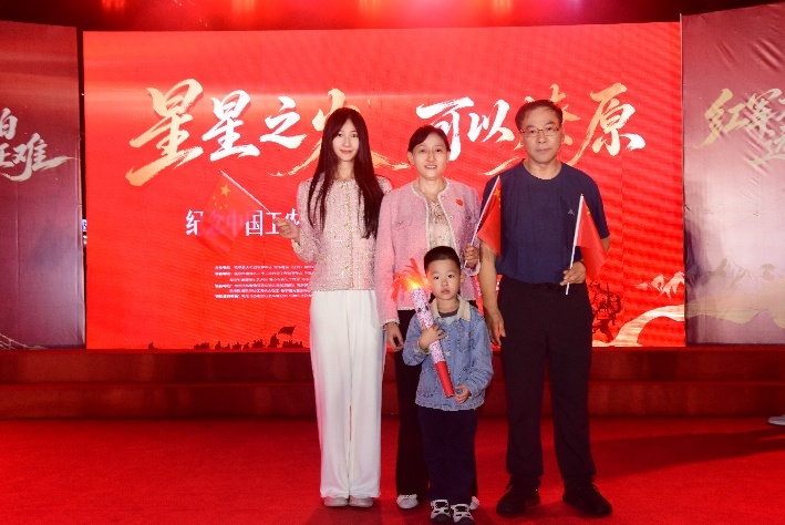 林厚彬与妻子、女儿、外孙在活动现场