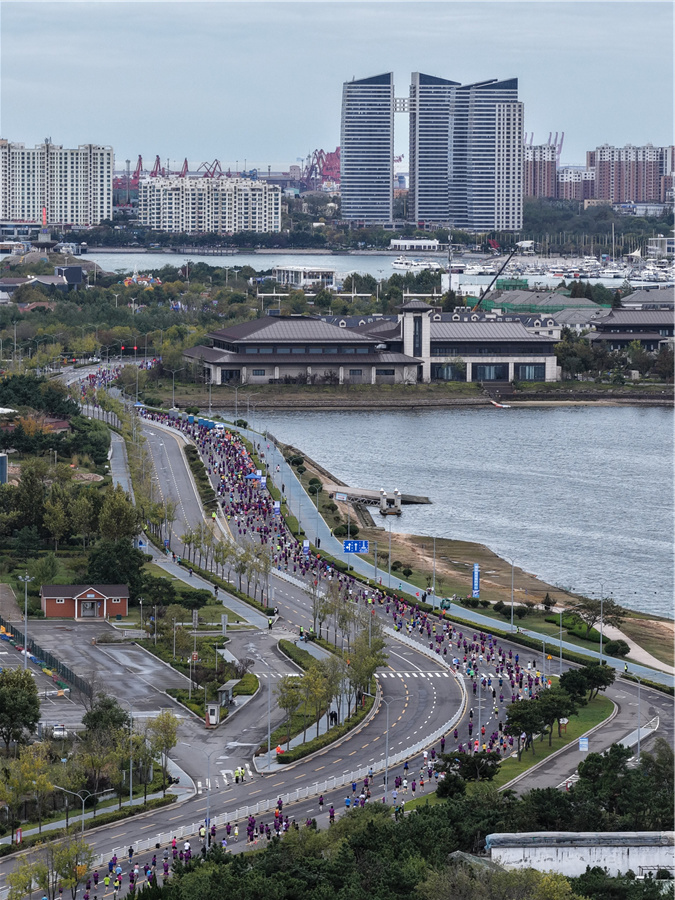 与光同行!1.5万人奔赴日照马拉松“十年之约”!
