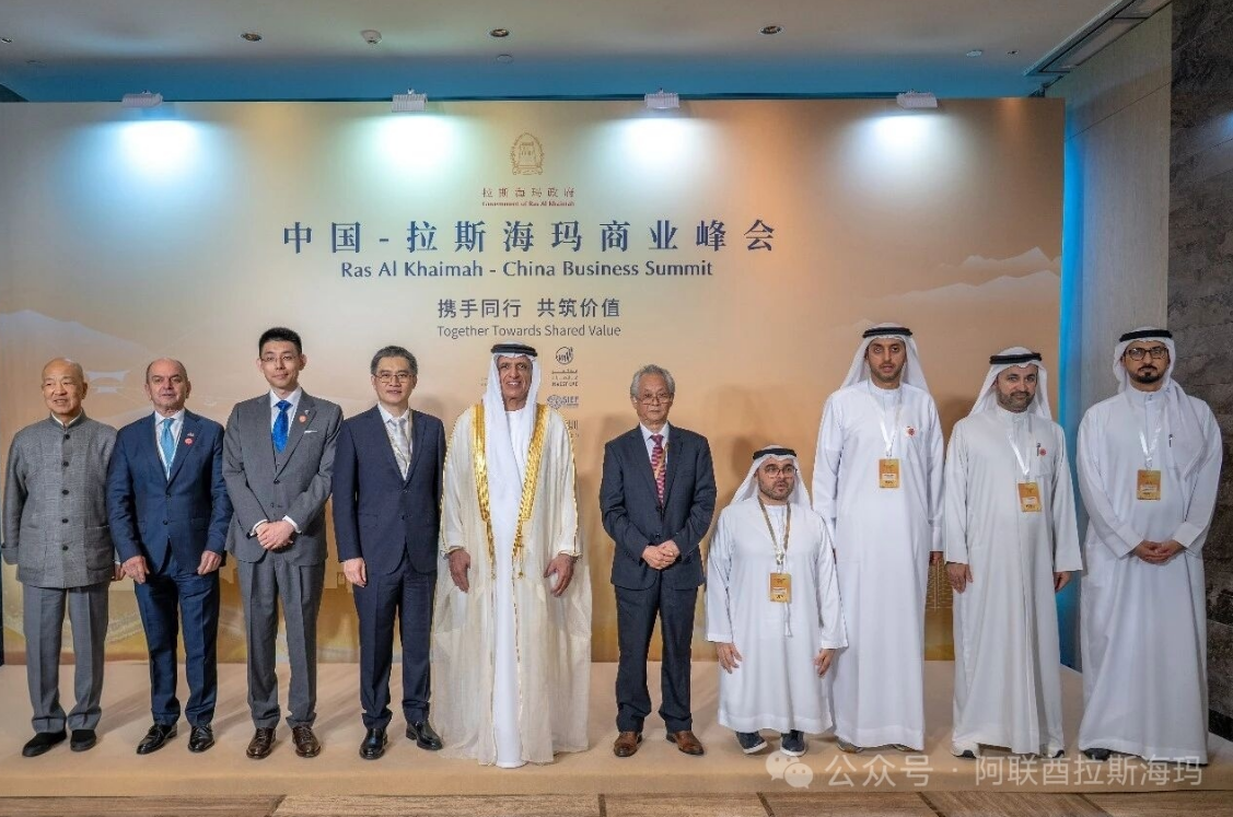 峰会前,阿联酋联邦最高委员会成员、拉斯海玛酋长谢赫·萨乌德·本·萨克尔·卡西米(H.H. Sheikh Saud bin Saqr Al Qasimi)同与会嘉宾合影。左起第四位为凤凰卫视运营总裁、凤凰网CEO李奇。