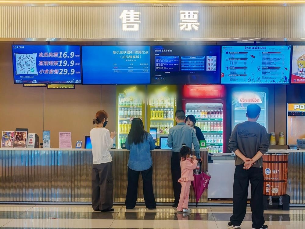 国庆以来，我市各大影院迎来观影热潮。不少市民走进影院，在光影中休闲放松。 （记者 易志钟 摄）