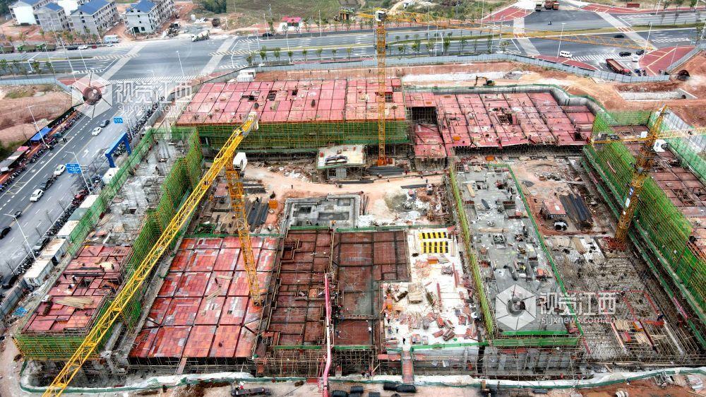2026年10月22日,江西遂川高铁新区遂川中学(二部)项目建设正酣,施工现场机械轰鸣,多栋建筑同步推进主体施工。