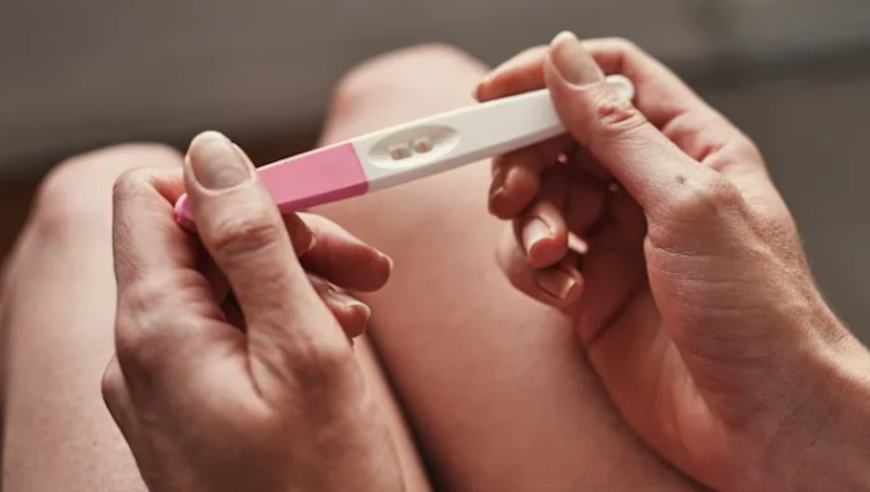 女子陪老公看病顺带做了个检查，发现自己怀胎十月快生了！为什么会完全没感觉？医生提醒