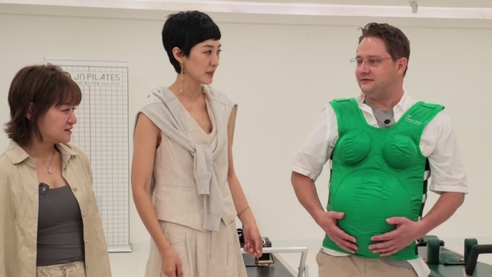 男性穿7kg孕妇服是什么体验？简单几个动作累到全身抖动、衬衫湿透
