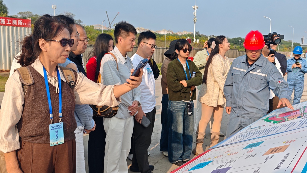 项目部副经理张伟介绍厂区建设情况