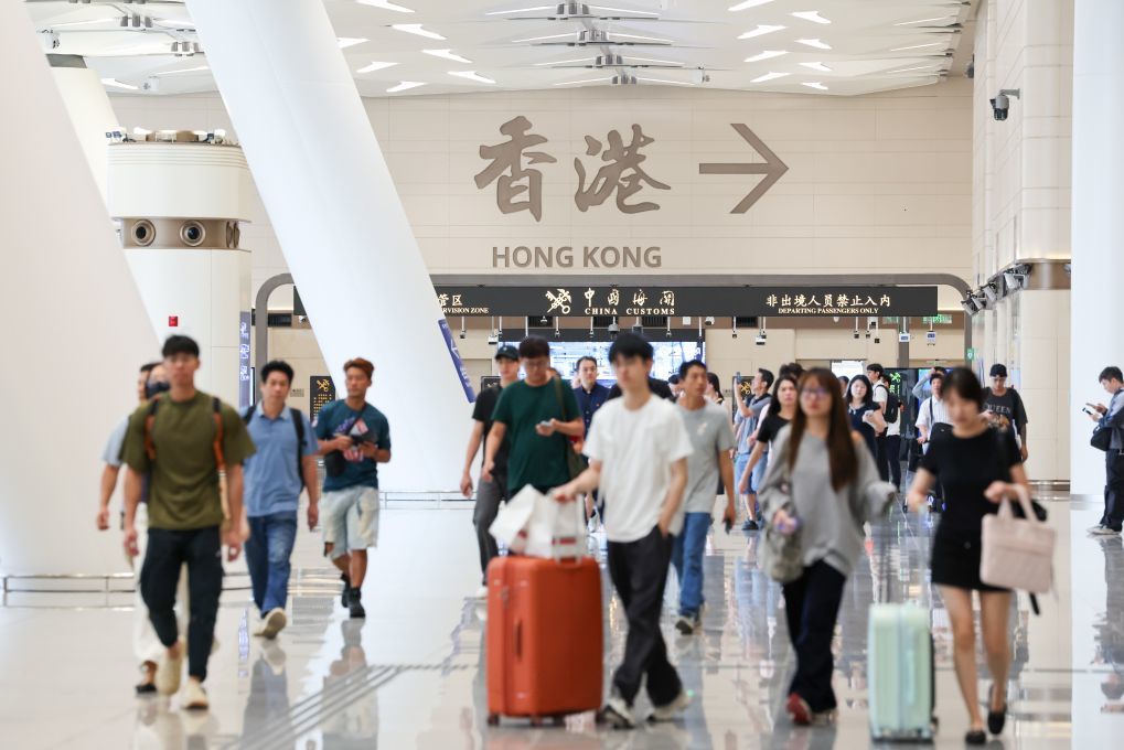 10月12日，旅客从新皇岗口岸出境前往香港。新华社记者梁旭 摄