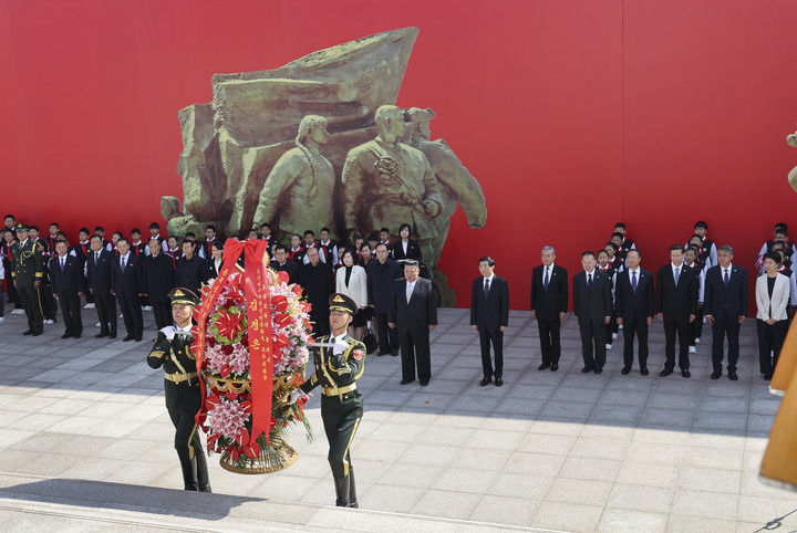 10月24日,中共中央政治局常委、全国政协主席王沪宁陪同朝鲜劳动党总书记、国务委员会委员长金正恩访问丹东,转达习近平总书记、国家主席的亲切问候和良好祝愿。这是王沪宁陪同金正恩向抗美援朝纪念塔敬献花篮。新华社记者 姚大伟 摄