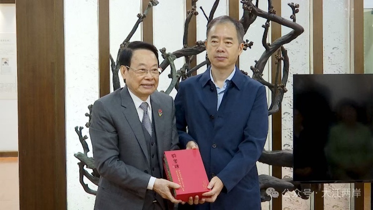 萧晖荣教授向南京中山陵园管理局赠书，副局长陈俊峰代为接受赠书