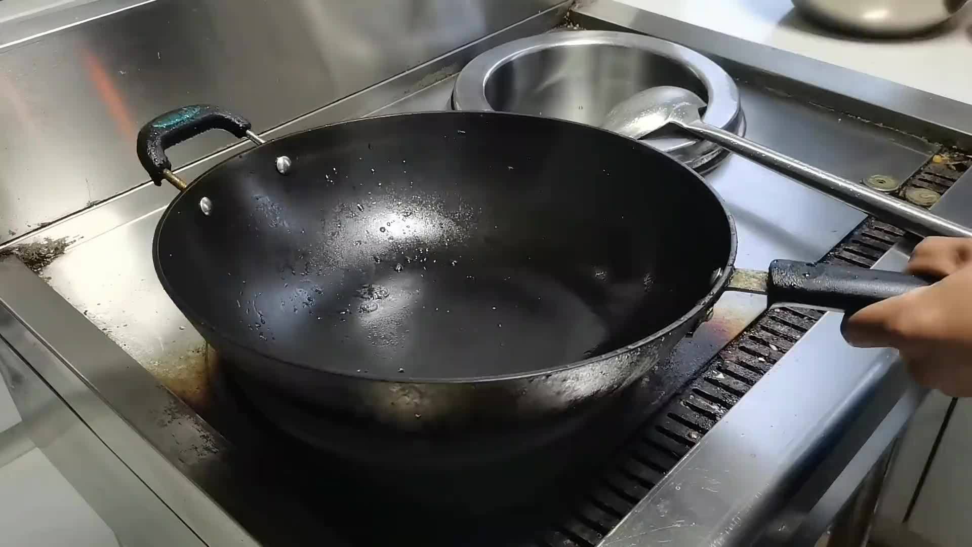 新来的厨师只煎了一个荷包蛋，老板立马定下8000工资。 #炒蛋匠人