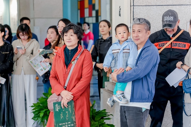 幼儿也来感受校园的氛围