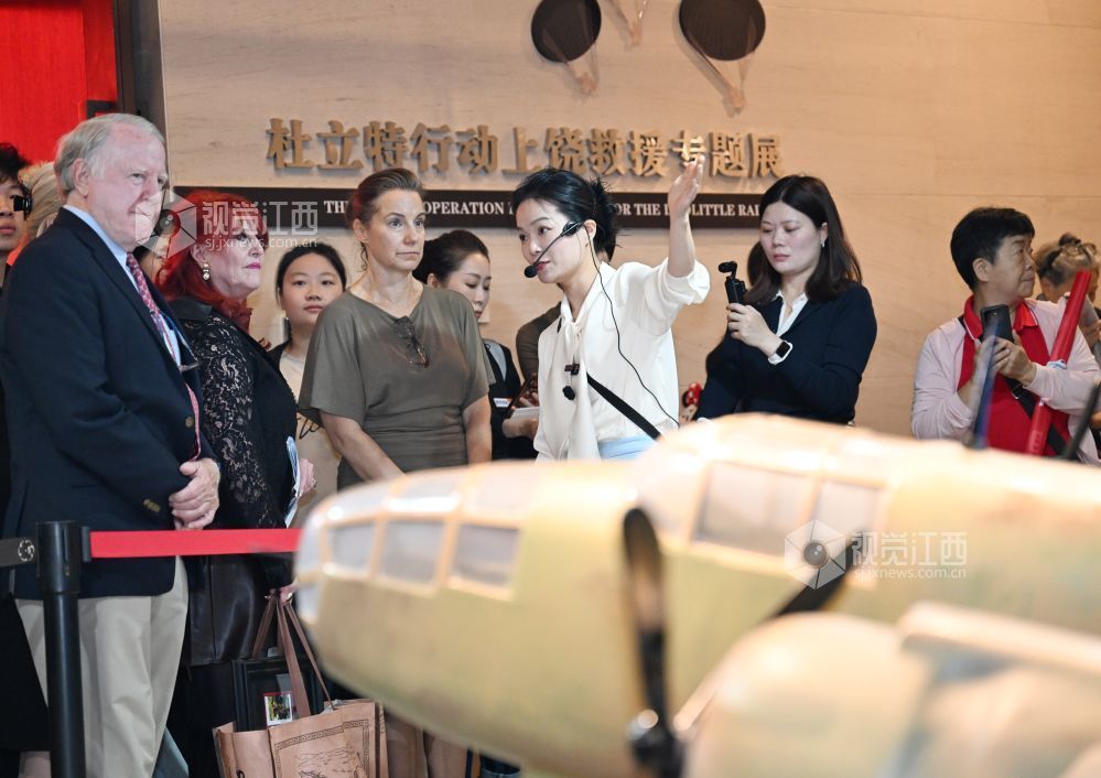 10月10日，杜立特行动队员后人来到上饶市博物馆，参观“杜立特行动上饶救援专题展”。