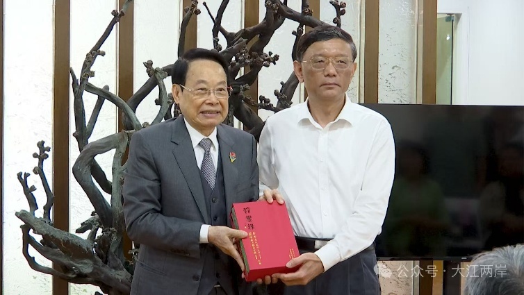 萧晖荣教授向江苏中华文化学院赠书，潘漫书记代为接受赠书