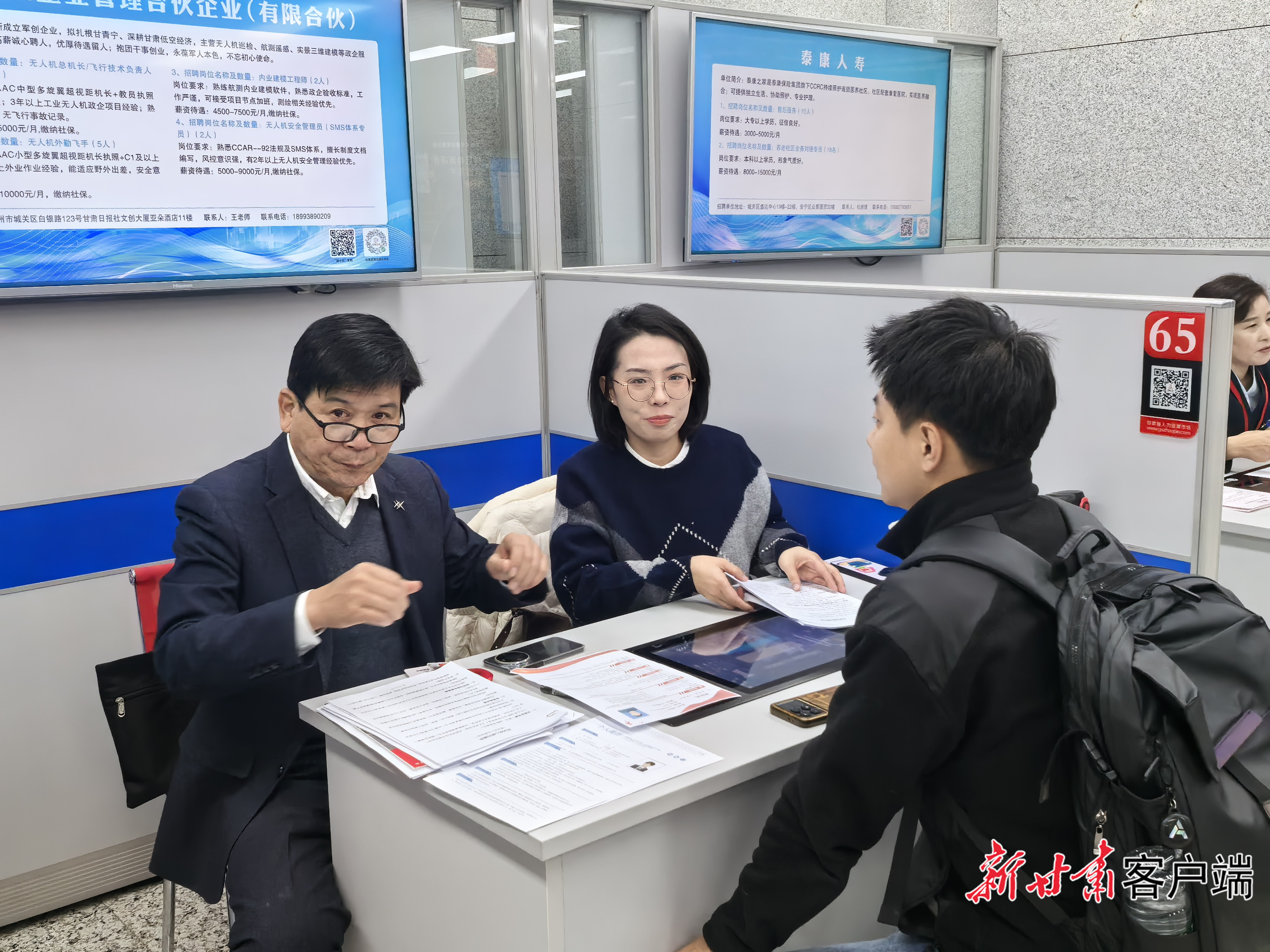 招聘企业和退役军人面对面交流