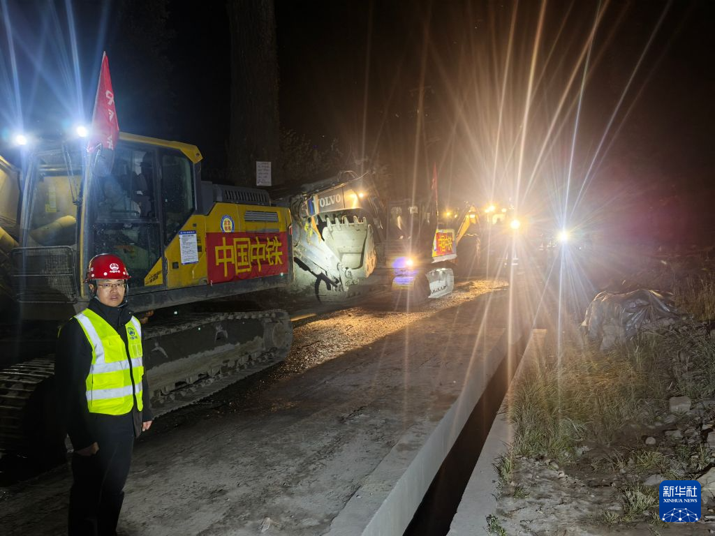 10月23日4时,中国中铁第一批救援力量抵达西藏那曲市巴青县。新华社发