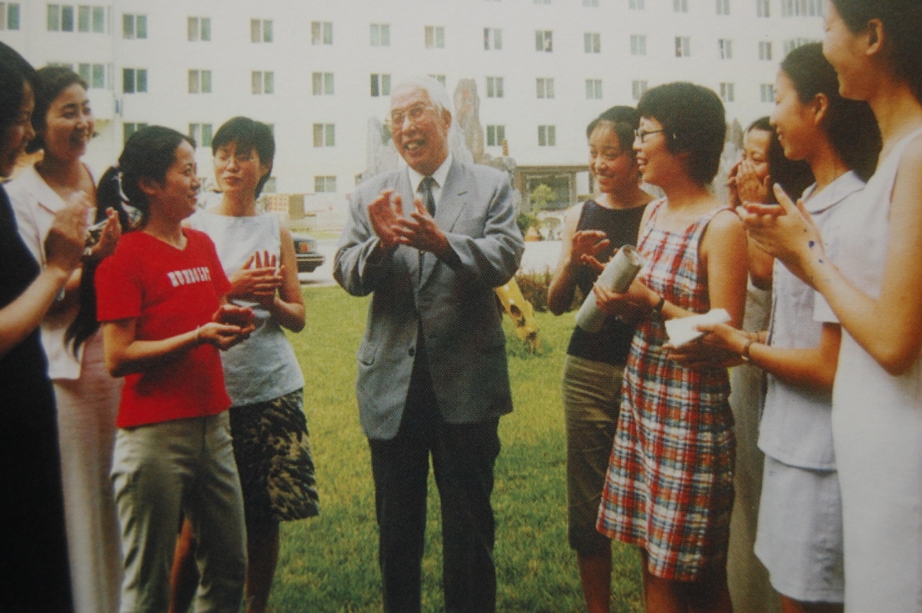 姜维之先生与学生们在一起