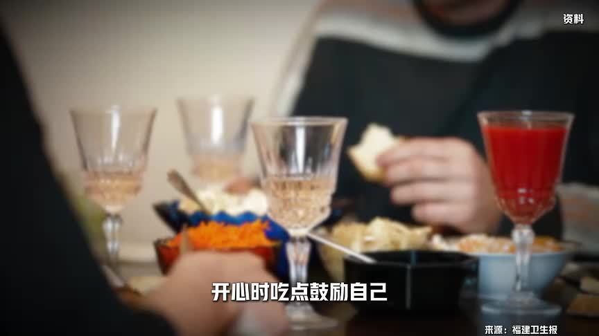 20多岁女生每天吃5顿，肚子撑到要“炸”仍不停往嘴里塞，家人怒骂！背后竟是求救信号