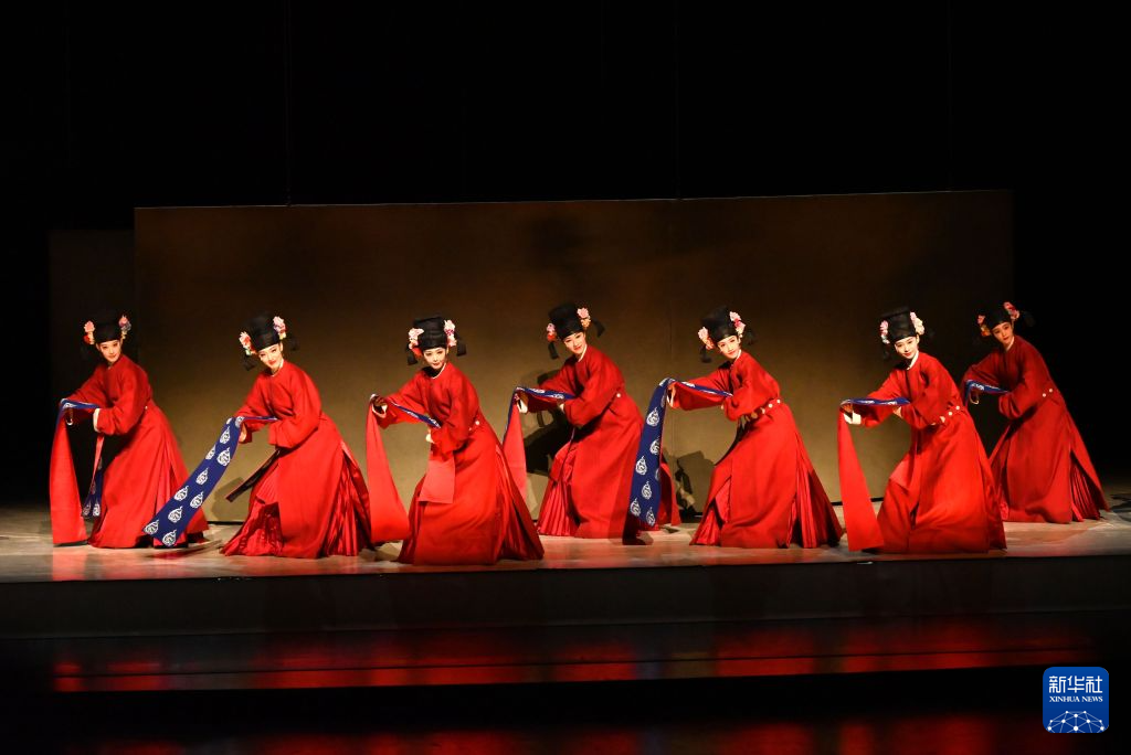 10月16日晚，在甘肃省敦煌大剧院，演员表演舞蹈诗剧《只此青绿》。新华社发（张晓亮　摄）