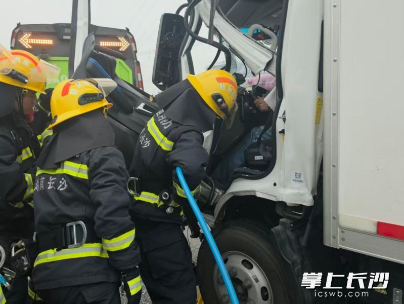 消防员正在救援。 长沙晚报通讯员 刘鑫 摄