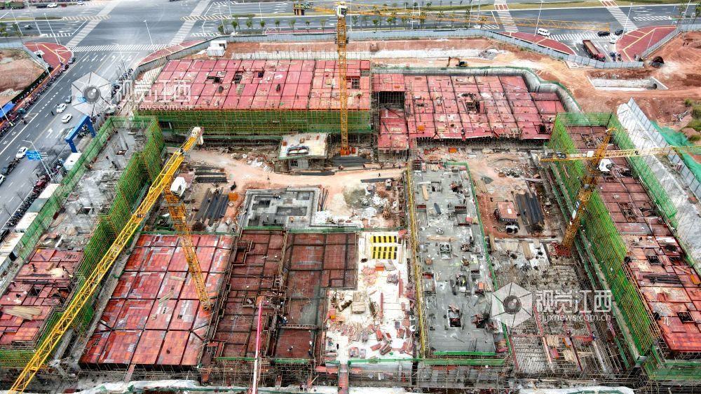 2026年10月22日,江西遂川高铁新区遂川中学(二部)项目建设正酣,施工现场机械轰鸣,多栋建筑同步推进主体施工。