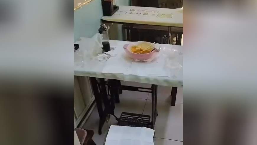 老板吐槽客人吃一碗麻辣烫用三包纸，连醋瓶把手都要包上，“一礼拜来四五次，真受不了”