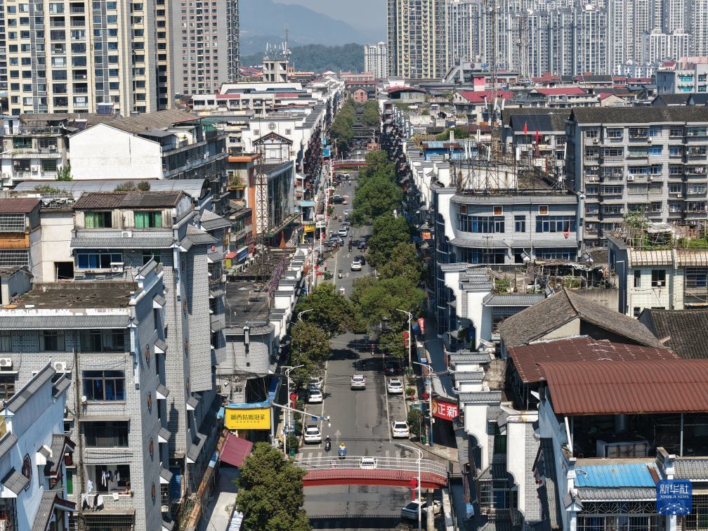 俯瞰湖南新化县水月楼照相馆所在的街道(2026年10月11日摄)。