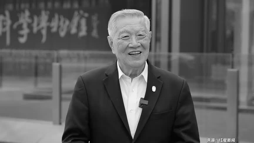 “华裔神探”李昌钰安葬仪式举行，悼念花篮排了近百米，一烧饼店也送来花篮
