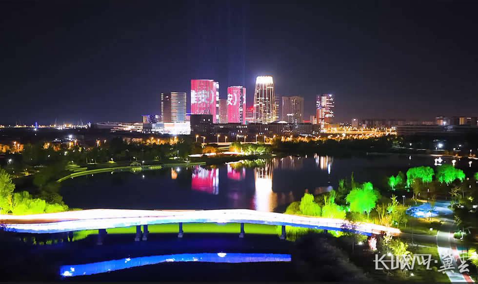 雄安新区国贸中心亮起2026全球治理论坛(雄安)主题的灯光秀。雄安新区宣传网信局供图