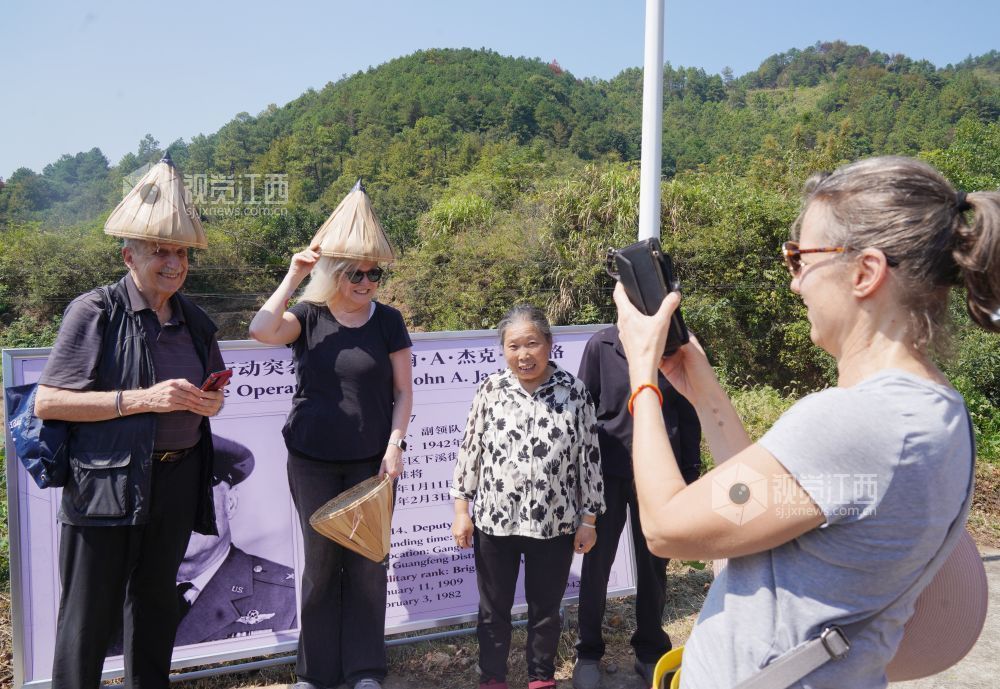 10月11日，在上饶市广丰区下溪街道杨村村，杜立特行动队员后人收到参与营救村民后代洪岳良赠送的广丰尖斗笠。