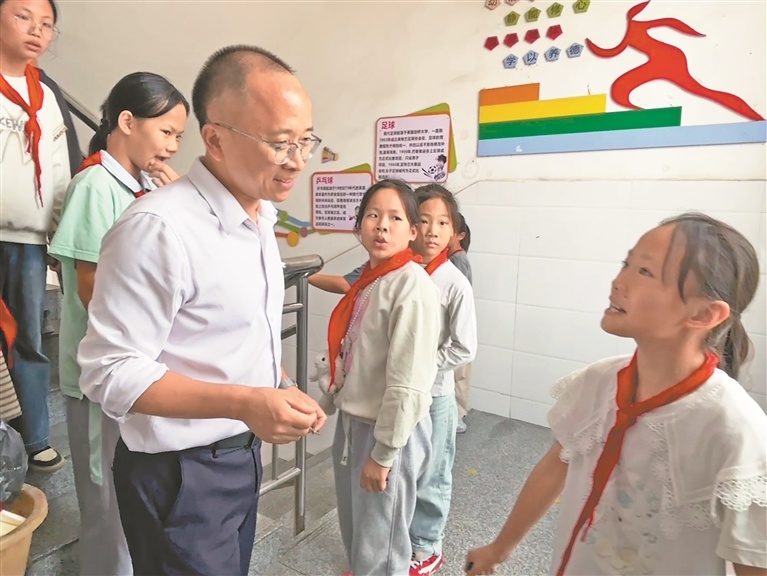 殷大福和孩子们交流。