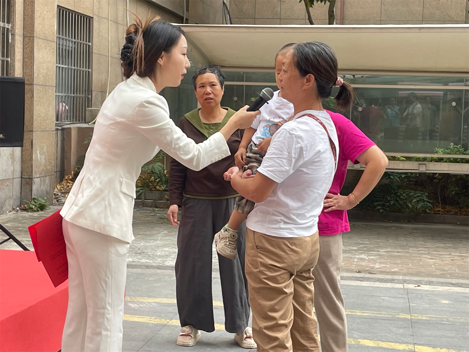 垃圾分类“开卡啦”!福明和城社区低碳市集热闹开市