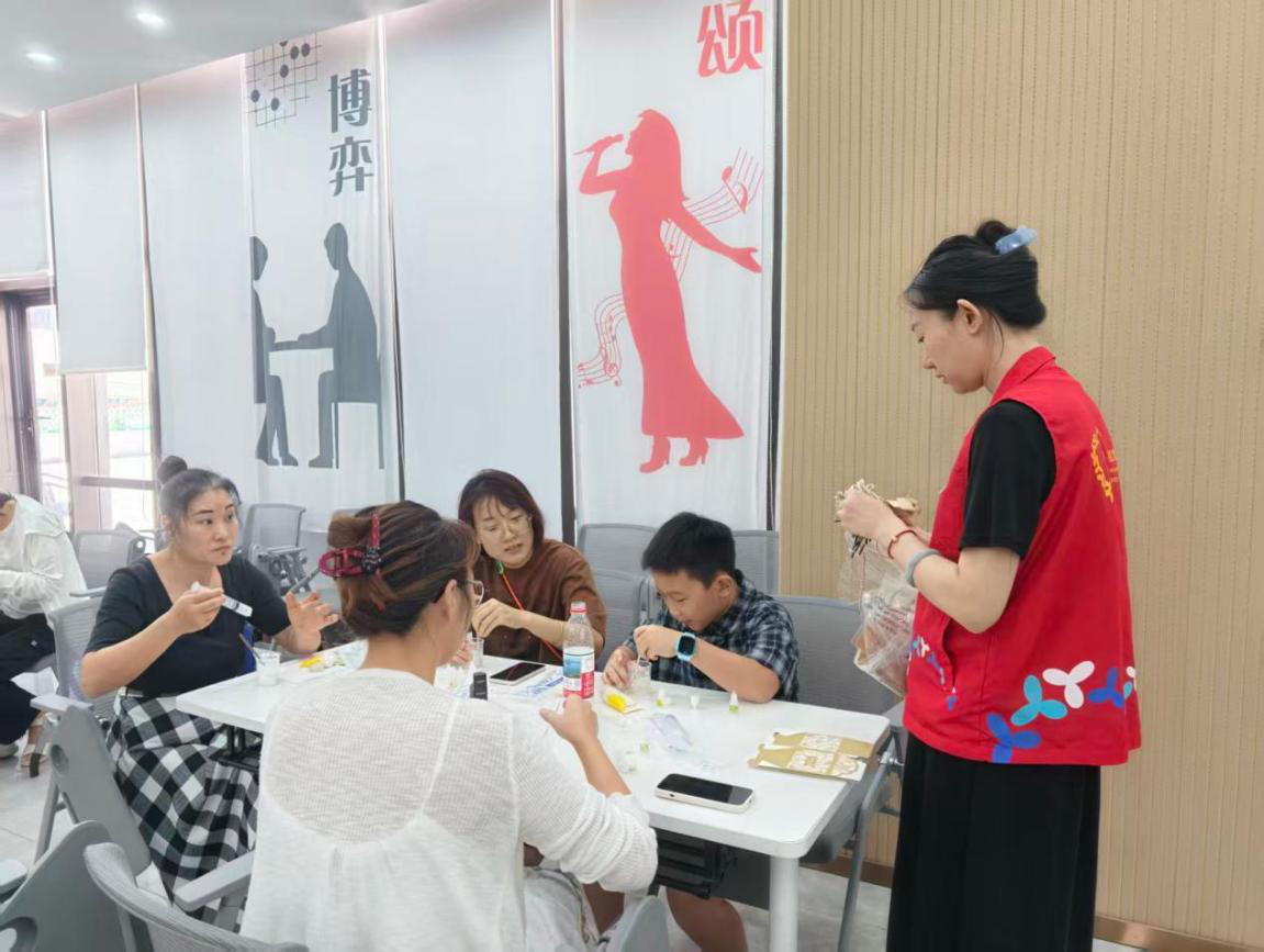 西乡街道劳动社区开展“一抹粉红 一手呵护” 女性两癌防治宣传活动