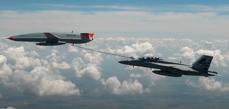 【MQ-25A给超级大黄蜂加油】