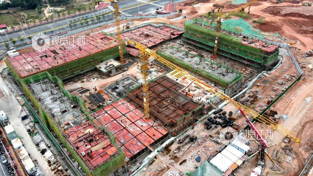 2026年10月22日,江西遂川高铁新区遂川中学(二部)项目建设正酣,施工现场机械轰鸣,多栋建筑同步推进主体施工。