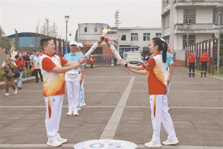 萍乡：第十七届省运会火炬传递起跑仪式举行（图）