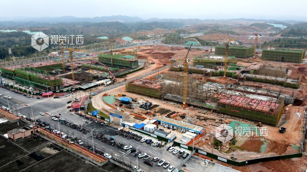 2026年10月22日,江西遂川高铁新区遂川中学(二部)项目建设正酣,施工现场机械轰鸣,多栋建筑同步推进主体施工。