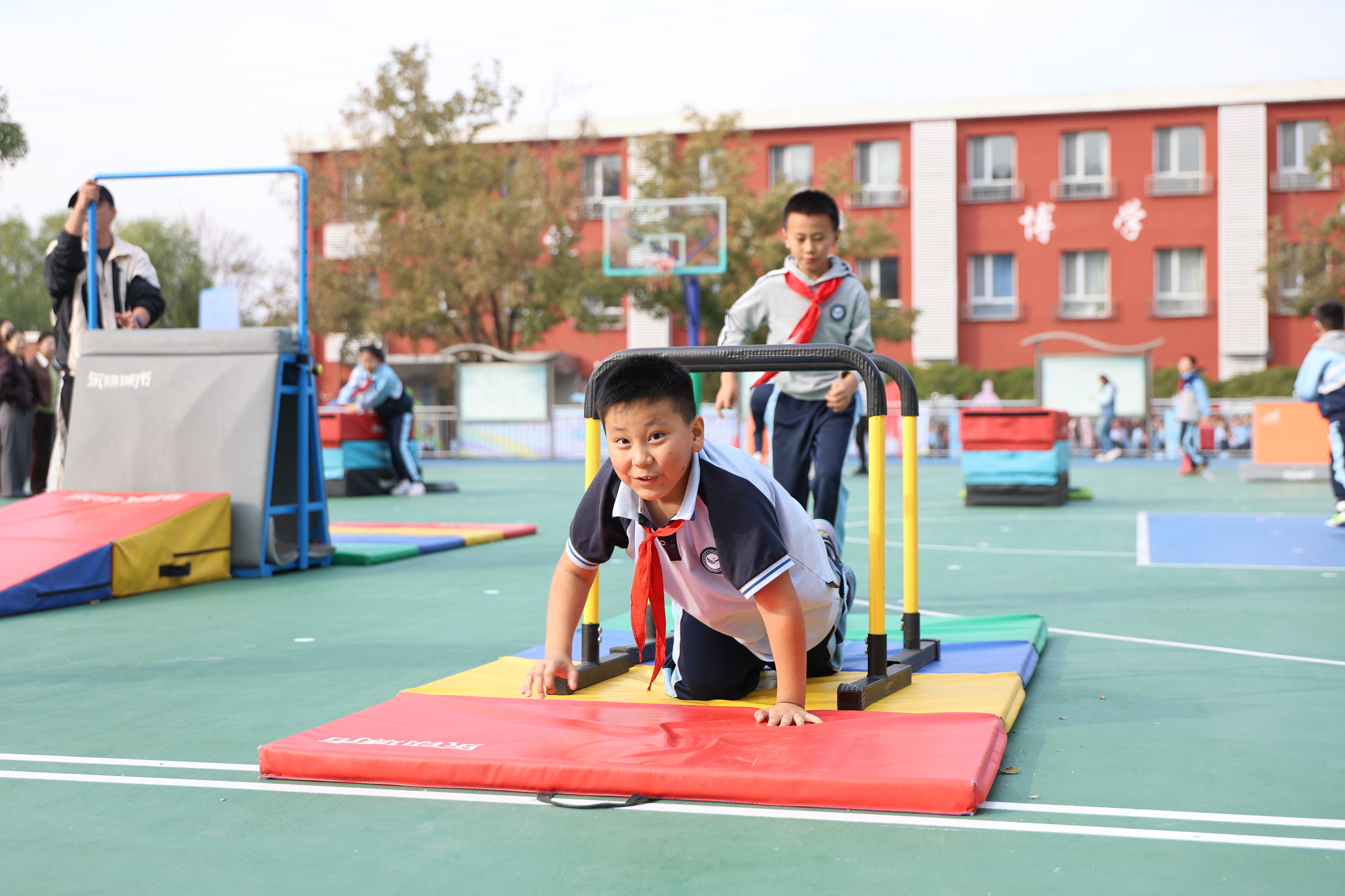 “奔跑吧・少年”活力开跑!趣味运动会点燃看丹小学运动热潮