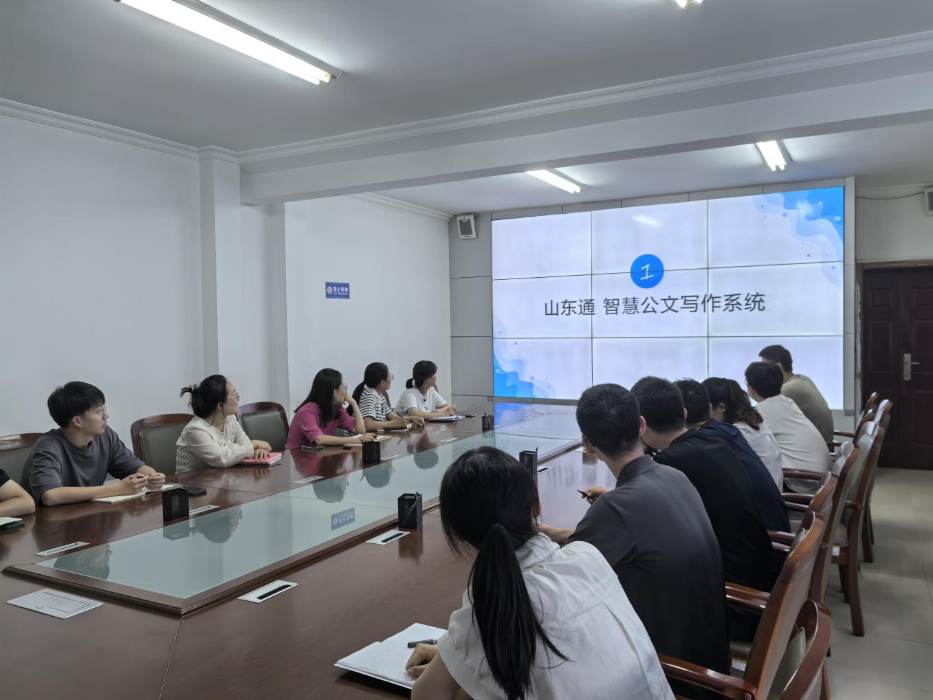 在“青年讲堂”上分享智慧公文写作经验