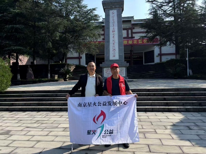 老林与向导梁杰在苍溪烈士纪念碑前