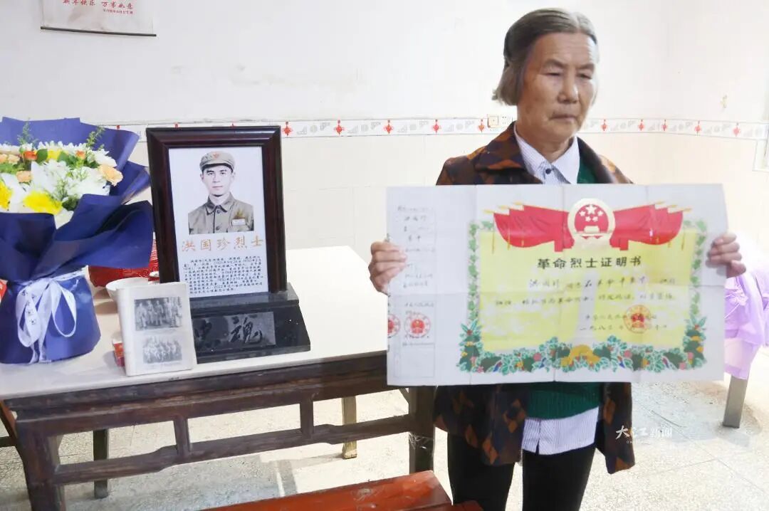 烈士独女展示烈士证书。全媒体记者 徐黎明摄.JPG
