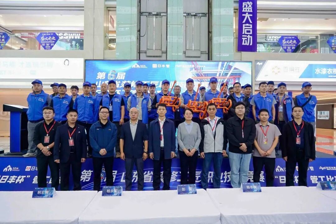 全体参赛选手与领导嘉宾登台合影留念