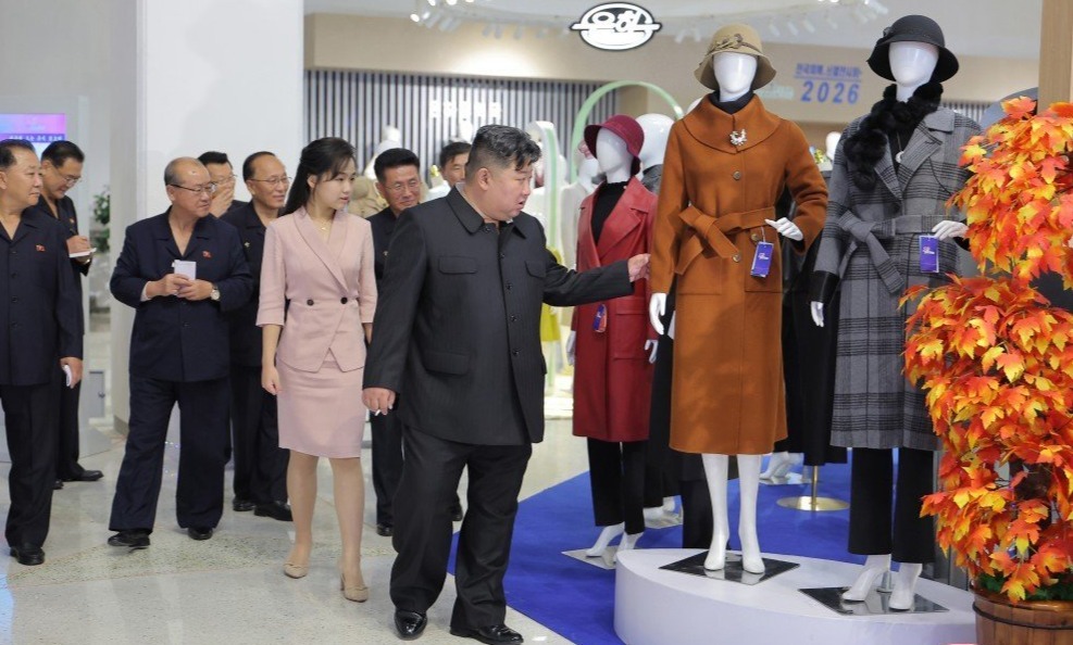 金正恩携女视察服装鞋展：轻工业部门要优先发展产品图案