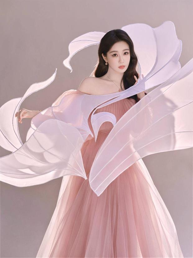 杨紫穿粉色抹胸纱裙温柔甜美