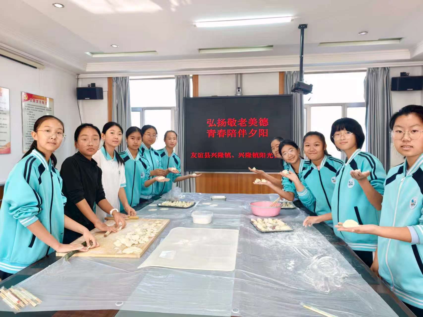 双鸭山市友谊县兴隆镇阳光社区：情暖金秋话重阳 便民服务润民心