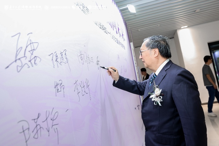 与会的上海专家杨洁勉