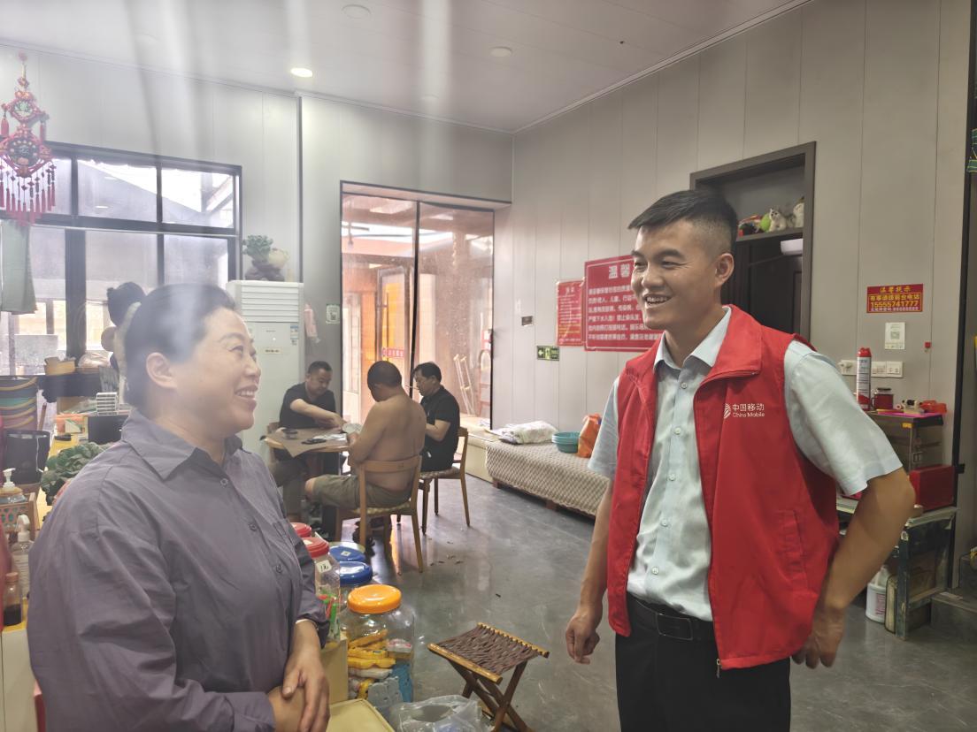 （网格经理魏祥仔细询问酒店网络布线问题）