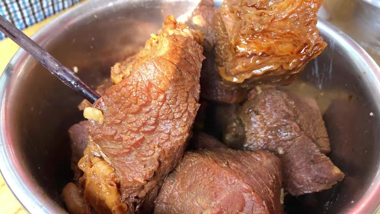 我家拿手的卤牛肉，只用4样料，味道不输卤肉店，做法还很简单