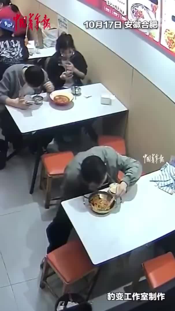 顾客吃出头发默默用餐老板主动退款