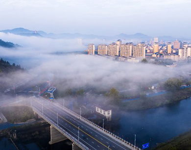 江西德兴：云漫山城晓