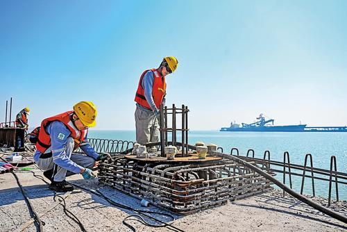 10月6日,建设者在黄骅港煤炭港区五期项目码头进行缆桩钢筋绑扎作业。